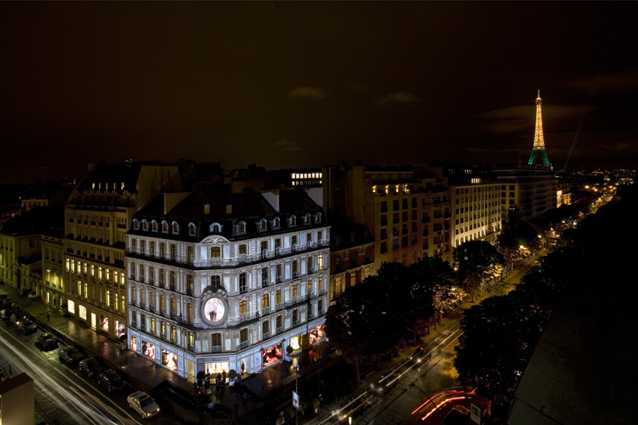 Parigi avenue Montaigne e la sede di Diotm sullo sfoco la tour Eiffel