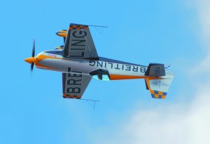 L'aereo con i colori dei  B.Flying e Aude ai comadni