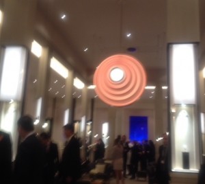 la terra con forma e colore di un'arancia nello stand, 