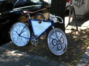 I quadranti di un cronografo ALpina su una bicicletta