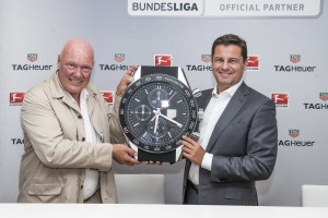 I due responsabili di TAG Heuer e Bundes Liga con il cronografo che sugella la partneship