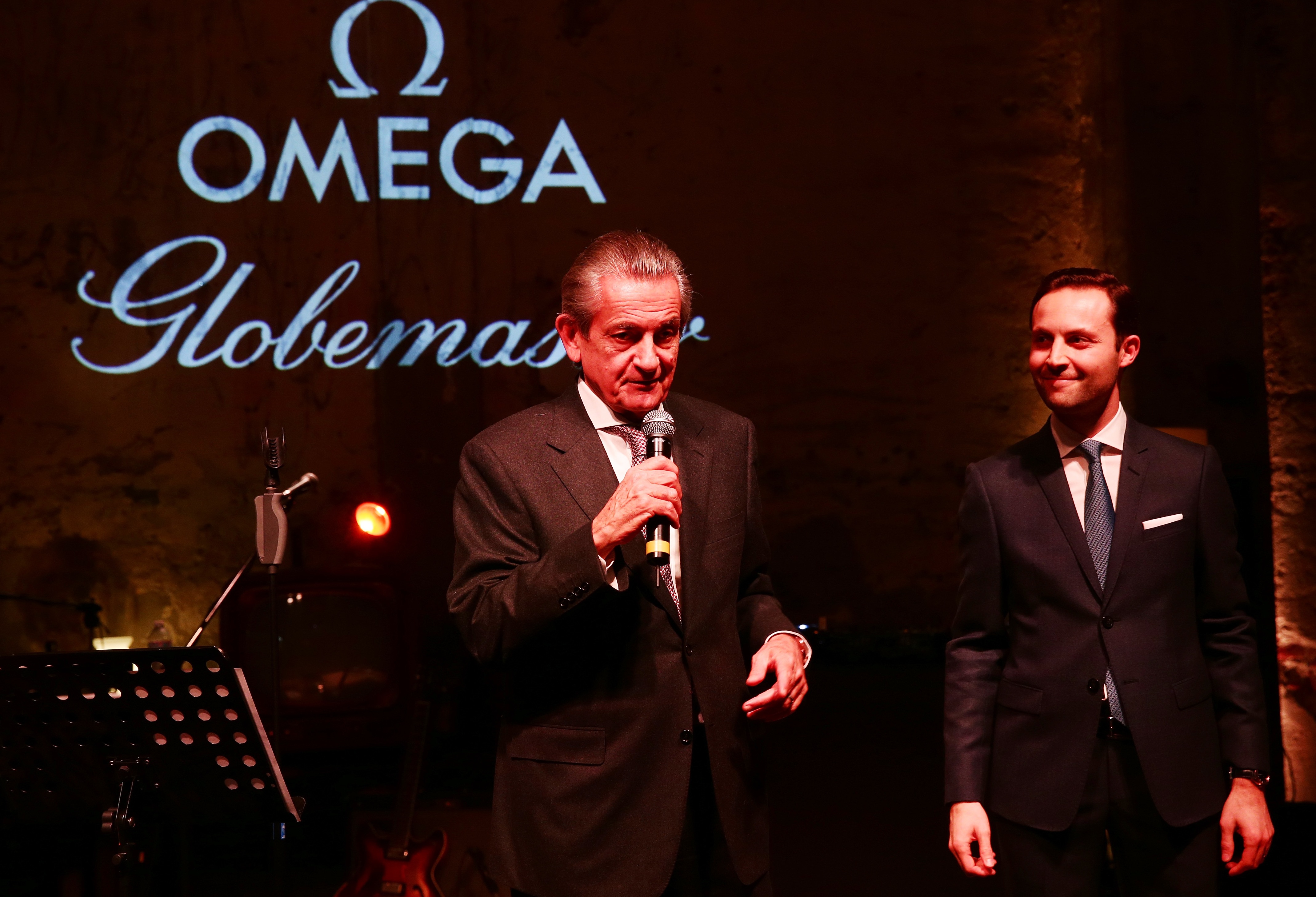  Stephen Urquhart and Malik Bey illustrano agli ospiti risultati Globemaster 