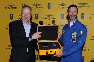 Il Vicepresidente Breitling Jean Paul G e il Ten.Co.Jan Slangen con il kit di Energency II