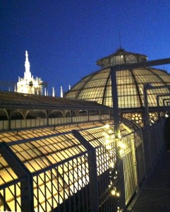 La passerella aera sopra i tetti della galleria dalla Penthouse