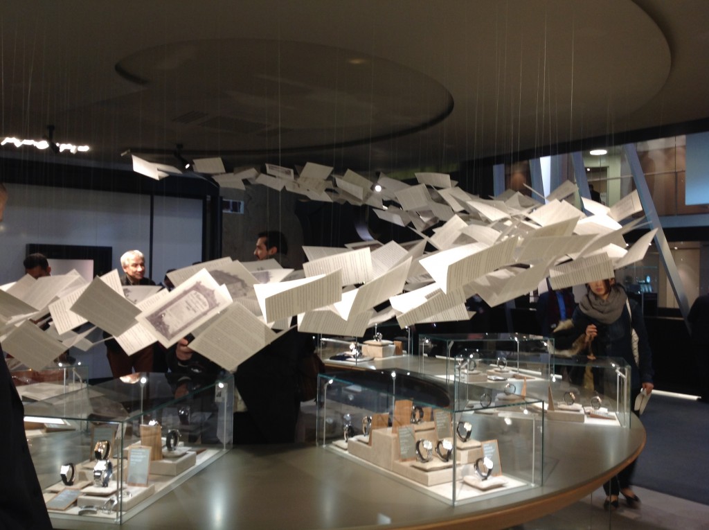 L'allestimento dello stand GP con un refolo formato da fogli, 225 credeteci sulla parola