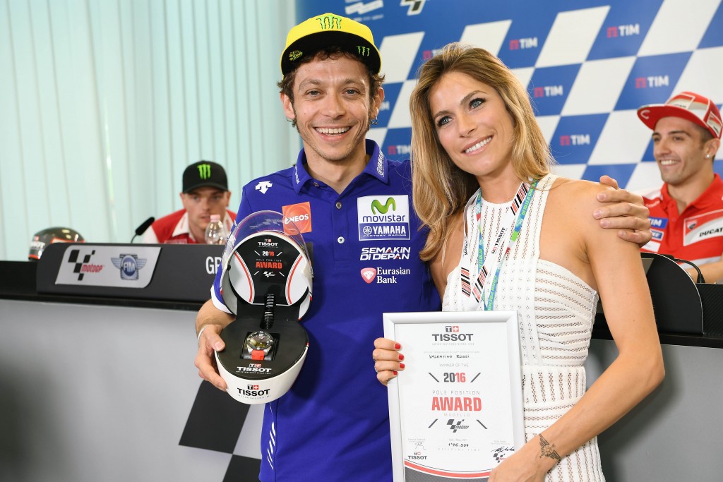 VALENTINO ROSSI AL MUGELLO RICEVE IL PREMIO TISSOT DA ELENA PREDON