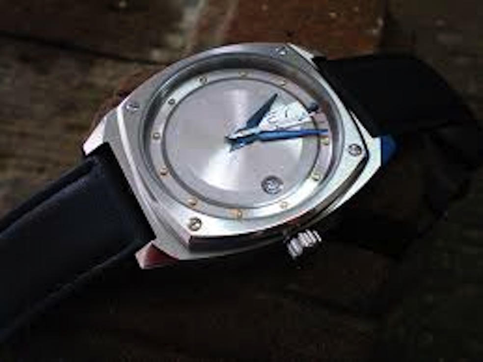 L'automatico Arten con cassa e quadrante hand-made