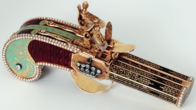 La preziosa pistola in oro smalti e perle con l'uccello canterino, il meccanismo dellautoma è opera di Rochat Frères
